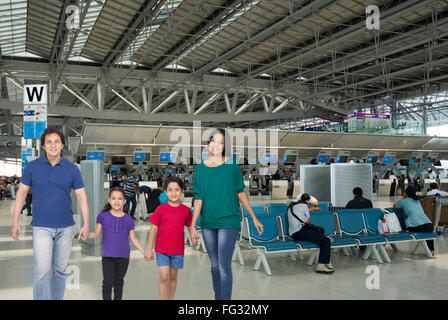 Famille à l'aéroport M.# 779P ; M.# 779Q ; M.# 779R ; M.# 779S Banque D'Images