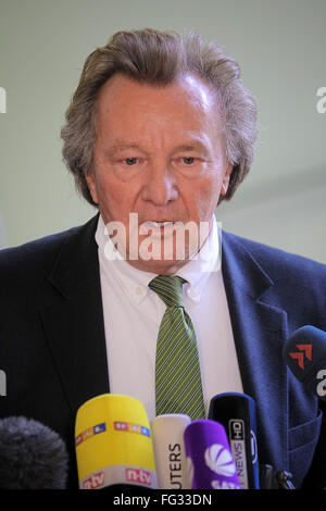 Le président du club de football Bundesliga 1ère FSV Mainz 05, Harald Strutz, parle aux journalistes après la proclamation de la sentence à la cour du travail supérieur à Mainz, Allemagne, 17 février 2016. Le tribunal du travail de Rhénanie-Palatinat a statué dans un différend juridique entre le 1er FSV Mainz Mayence et ancien gardien de Heinz Mueller, que clubs de football ont été les plus autorisés à offrir à leurs joueurs des contrats à durée déterminée. La décision de la cour est largement considéré comme ayant empêché le football professionnel allemand de changements radicaux. PHOTO : FREDRIK VON ERICHSEN/dpa Banque D'Images