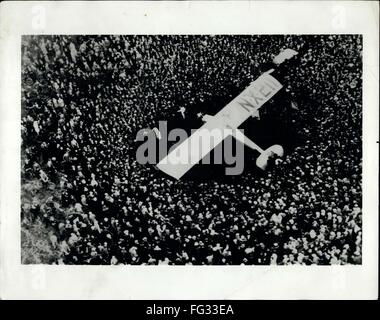 1927 - Charles Lindbergh Spirit of St Louis. Le 21 mai 1927, Charles A. Lindbergh a terminé le premier vol transatlantique sans escale en solo dans l'histoire, battant son Ryan NYP "l'esprit de saint Louis' 5 810 kilomètres (3 610 milles) entre Roosevelt Field à Long Island, New York et Paris, France, en 33 heures, 30 minutes. © Keystone Photos USA/ZUMAPRESS.com/Alamy Live News Banque D'Images