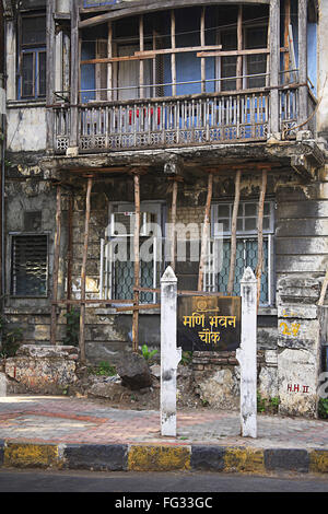 Vieille rue de logements urbains masse chawl Mani Bhavan Chowk P. Ramabai Marg , Grant Road , Bombay Mumbai , MAHARASHTRA , INDE Banque D'Images