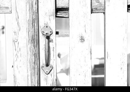 En Italie porte ancienne en bois et la texture ancian traditionnel clou Banque D'Images