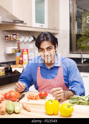 Jeune homme assis dans la cuisine M.# 702V Banque D'Images