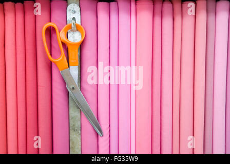 Tissu lisse colorée organiser en ligne avec scissor dans centre de jumelage Banque D'Images