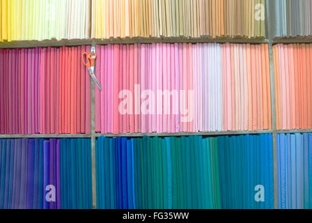 Tissu lisse colorée organiser en ligne avec scissor dans centre de jumelage Banque D'Images