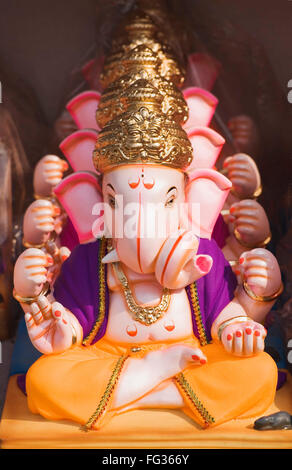 Les idoles de Ganesh elephant dirigé Dieu a mis l'un derrière d'autres à vendre à Ganeshotsav ; Pune Maharashtra ; Inde ; Banque D'Images