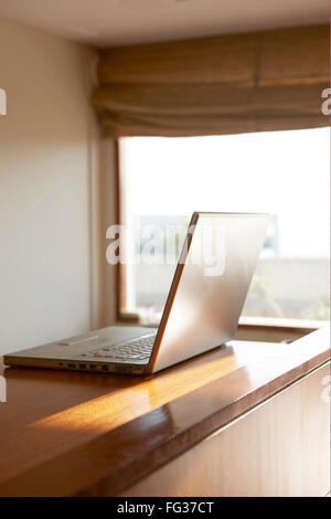 Ordinateur portable sur une table en bois Banque D'Images