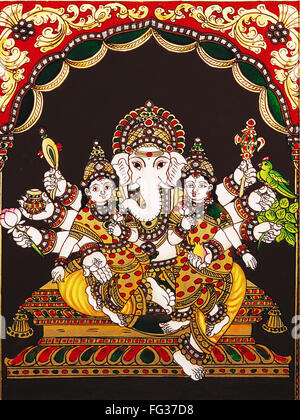 Laxmi Ganpati embrassant épouses Siddhi et Buddhi thanjavur peinture sur verre Banque D'Images