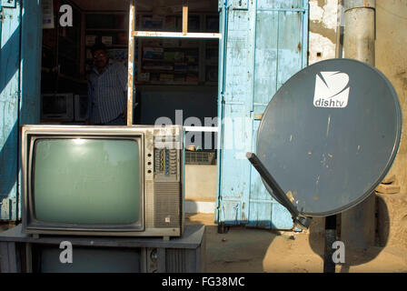 La télévision et antenne parabolique à l'extérieur de la boutique électronique de Bhuj ; ; ; ; Inde Gujarat Kutch Banque D'Images