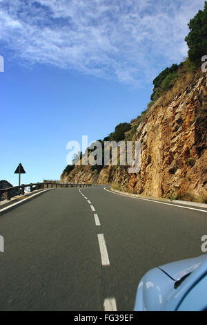Road Trip dans les collines de La Gomera. Le long de la route sinueuse d'Hermigua. Juste la voiture bleue et la route durant les vacances d'été Banque D'Images