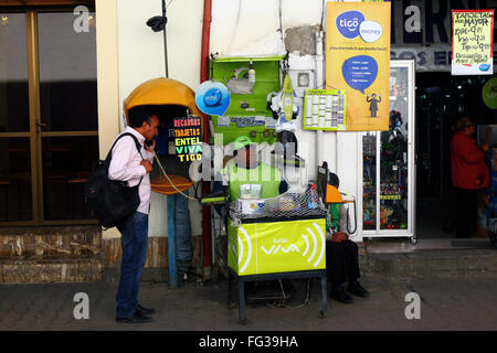 Cabine offrant divers services téléphoniques (y compris la recharge du crédit de téléphone mobile) magasin extérieur dans la rue, la Paz, Bolivie Banque D'Images