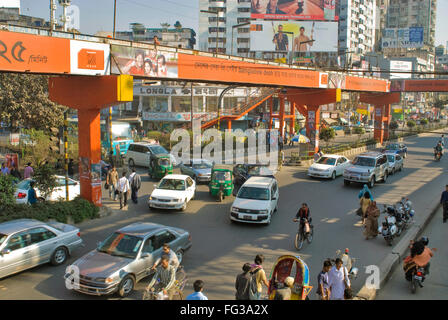 La circulation sur route pied sur Bridge road Dhanmondi Mirpur ; ; ; Bangladesh Dhaka Banque D'Images