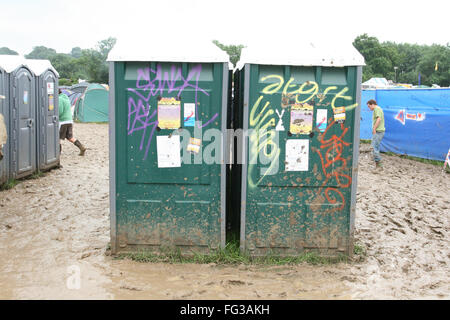 Toilettes couvert de boue au festival de Glastonbury 2007, Somerset, Angleterre, Royaume-Uni. Banque D'Images