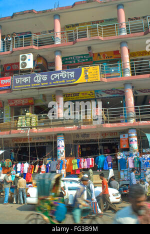 Vélos-pousse sur la circulation routière ; Dhaka Bangladesh ; Banque D'Images