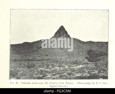 Volcanoes of North America est un livre vintage qui donne un aperçu de l'activité volcanique et de la géologie de l'Amérique du Nord. Il couvre les principales régions volcaniques, leur importance géologique et l'impact des événements volcaniques sur le paysage et les établissements humains. Banque D'Images