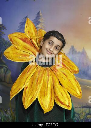 South Asian Indian girl habillé en robe de scène de tournesol sur scène de la concurrence dans l'école maternelle M. Banque D'Images