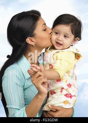 Mère embrassant sur la joue de monsieur bébé Banque D'Images
