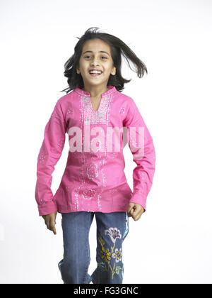 South Asian Indian girl jumping with joy dans l'école maternelle M. Banque D'Images