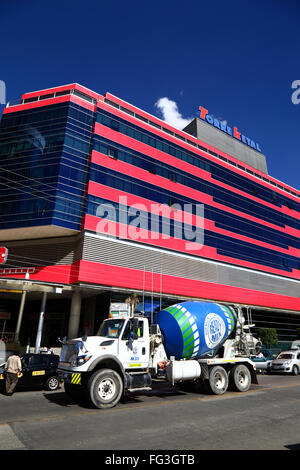 Camion à béton en face de la tour cétal, Calacoto, Zona Sur, La Paz, Bolivie Banque D'Images