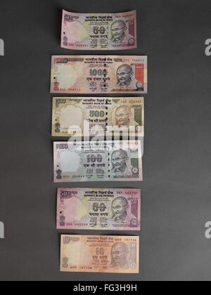 Les billets de banque indiens sur fond gris Banque D'Images