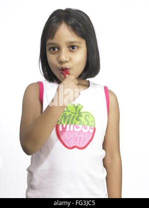 South Asian Indian girl sucking lollipop en maternelle M Photo Stock(09)