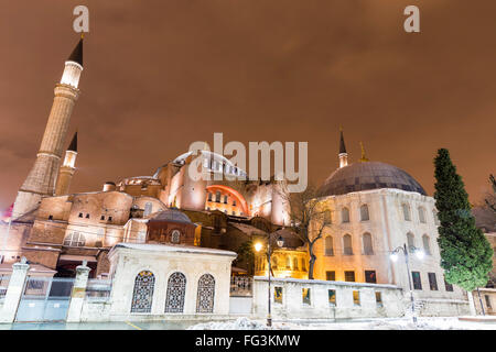 Vue rapprochée de Sainte-Sophie, le musée Sainte-Sophie, dans une nuit d'hiver enneigé à Istanbul Turquie Banque D'Images