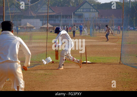 Le cricket dans les filets sur le Maidan, dans le centre de Mumbai, Inde Banque D'Images