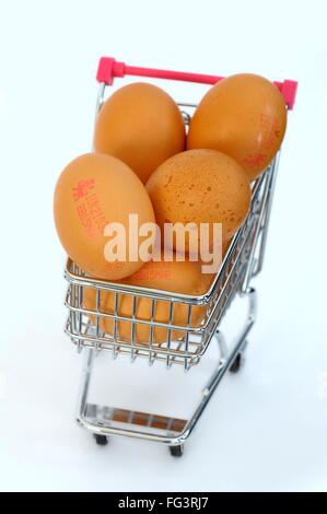 Un mini supermarché panier plein d'œufs brun Banque D'Images