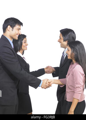 Les Indiens de l'Asie du Sud les hommes et les femmes cadres shaking hand MR Banque D'Images