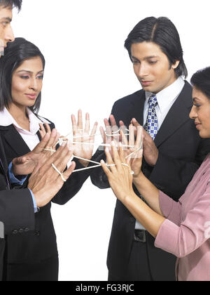 Les Indiens de l'Asie du Sud conseil d'hommes et femmes pour le berceau du chat de composé de M. Banque D'Images