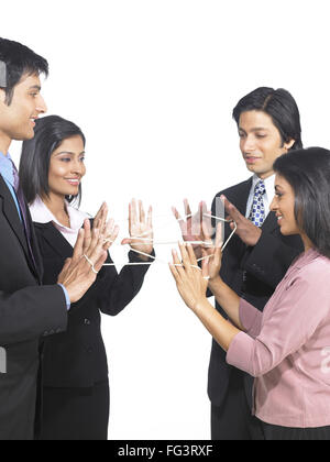 Les Indiens de l'Asie du Sud conseil d'hommes et femmes pour le berceau du chat de composé de M. Banque D'Images