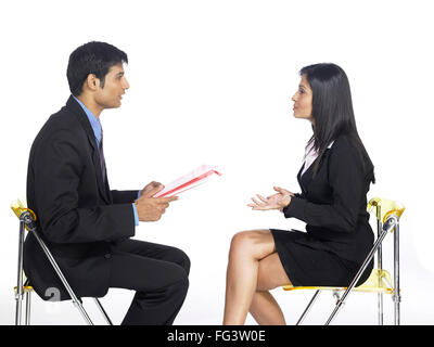 Les Indiens de l'Asie du Sud homme exécutif prenant interview de femme MR Banque D'Images
