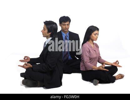 Les hommes et les cadres indiens woman doing yoga MR Banque D'Images