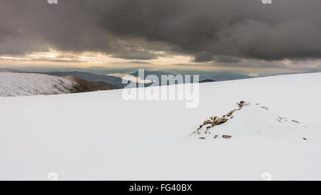 Hiver magnifique vue en regardant le sommet enneigé de Windermere ridge de Fairfield, Lake District, UK Banque D'Images