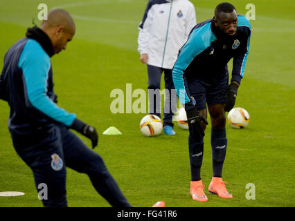 Dortmund, Allemagne. Feb 17, 2016. Le FC Porto Moussa Marega (r) en action au cours de la formation finale au stade de football Signal Iduna Park de Dortmund, Allemagne, 17 février 2016. Le FC Porto visages Borussia Dortmund le 18 février 2016 dans un match UEFA Europa League. PHOTO : MONIKA SKOLIMOWSKA/dpa/Alamy Live News Banque D'Images