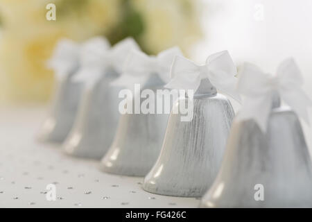 Cloches de décoration en ligne sur table Banque D'Images