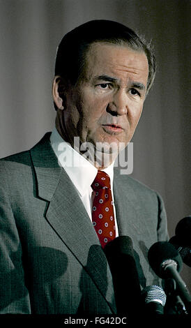 Washington, DC., USA 19 février 1992 Pat Buchanan traite de la réunion de la CPAC. Patrick Joseph "Pat" Buchanan est un paleoconservative commentateur politique, auteur, chroniqueur affilié, homme politique, et diffuseur. Buchanan a été conseiller principal au président américain Richard Nixon, Gerald Ford et Ronald Reagan, et a été un hôte original sur CNN's Crossfire. Il a demandé la nomination présidentielle des Républicains en 1992 et 1996. Il a couru sur le ticket du Parti réformiste dans l'élection présidentielle de 2000. Credit : Mark Reinstein Banque D'Images