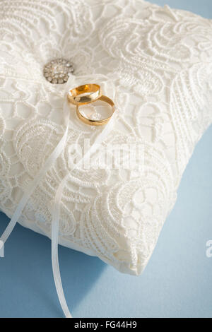 Portrait de mariage sur l'oreiller blanc Banque D'Images