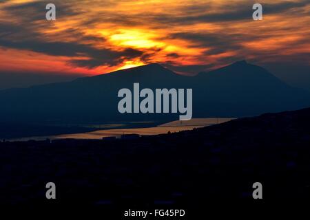 Coucher du soleil sur les collines de Lokbatan, Azerbaïdjan. Lokbatan est une petite ville à 15km au sud-ouest de Bakou, Azerbaïdjan, avec des collines Banque D'Images
