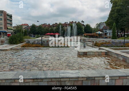 Centre de la petite ville de Cerin avec fontaine et jardin de fleurs, Bulgarie Banque D'Images