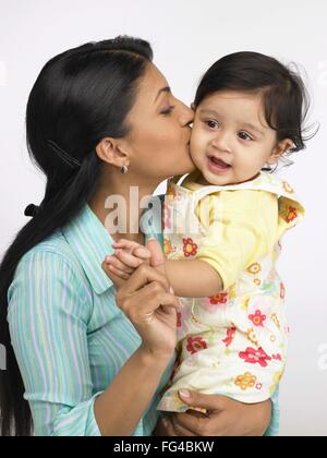 Mère indienne, baiser sur la joue de la petite fille monsieur# 702o, 702G