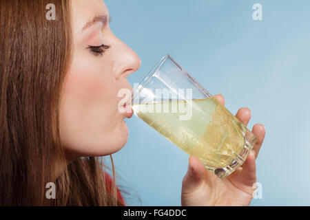 Femme buvant painkiller effervescent comprimé dissous dans de l'eau. Les soins de santé. Maux et douleurs. Banque D'Images
