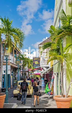 Les gens de shopping dans la rue Vieille saint martin antilles Banque D'Images