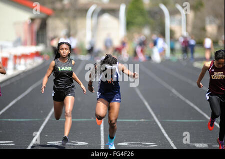 Les athlètes de l'école secondaire à la souche la ligne d'arrivée de 10 100 mètres de chaleur à une école d'athlétisme. USA. Banque D'Images