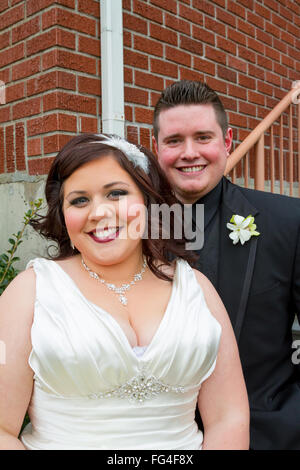 Mariée et le marié qui pose pour un portrait le jour de leur mariage à l'extérieur dans l'Oregon. Banque D'Images