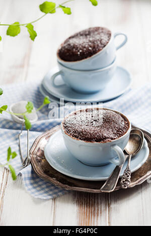 Gâteau au chocolat dans une tasse à café Banque D'Images