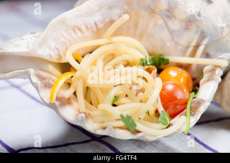 Spaghetti italien et les palourdes dans un grand réservoir Banque D'Images