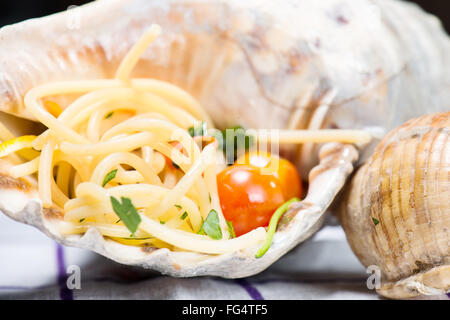 Spaghetti italien et les palourdes dans un grand réservoir Banque D'Images