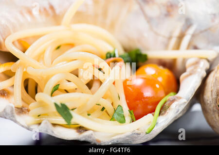 Spaghetti italien et les palourdes dans un grand réservoir Banque D'Images