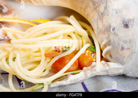 Spaghetti italien et les palourdes dans un grand réservoir Banque D'Images