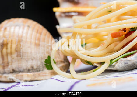 Spaghetti italien et les palourdes dans un grand réservoir Banque D'Images